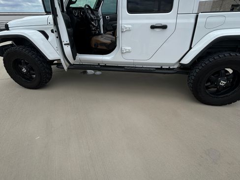 Used 2020 Jeep Gladiator Overland AWD/4WD image 11
