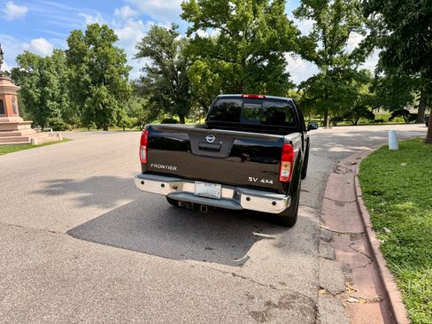 Used 2014 Nissan Frontier SV w/ SV Value Truck Package AWD/4WD image 8