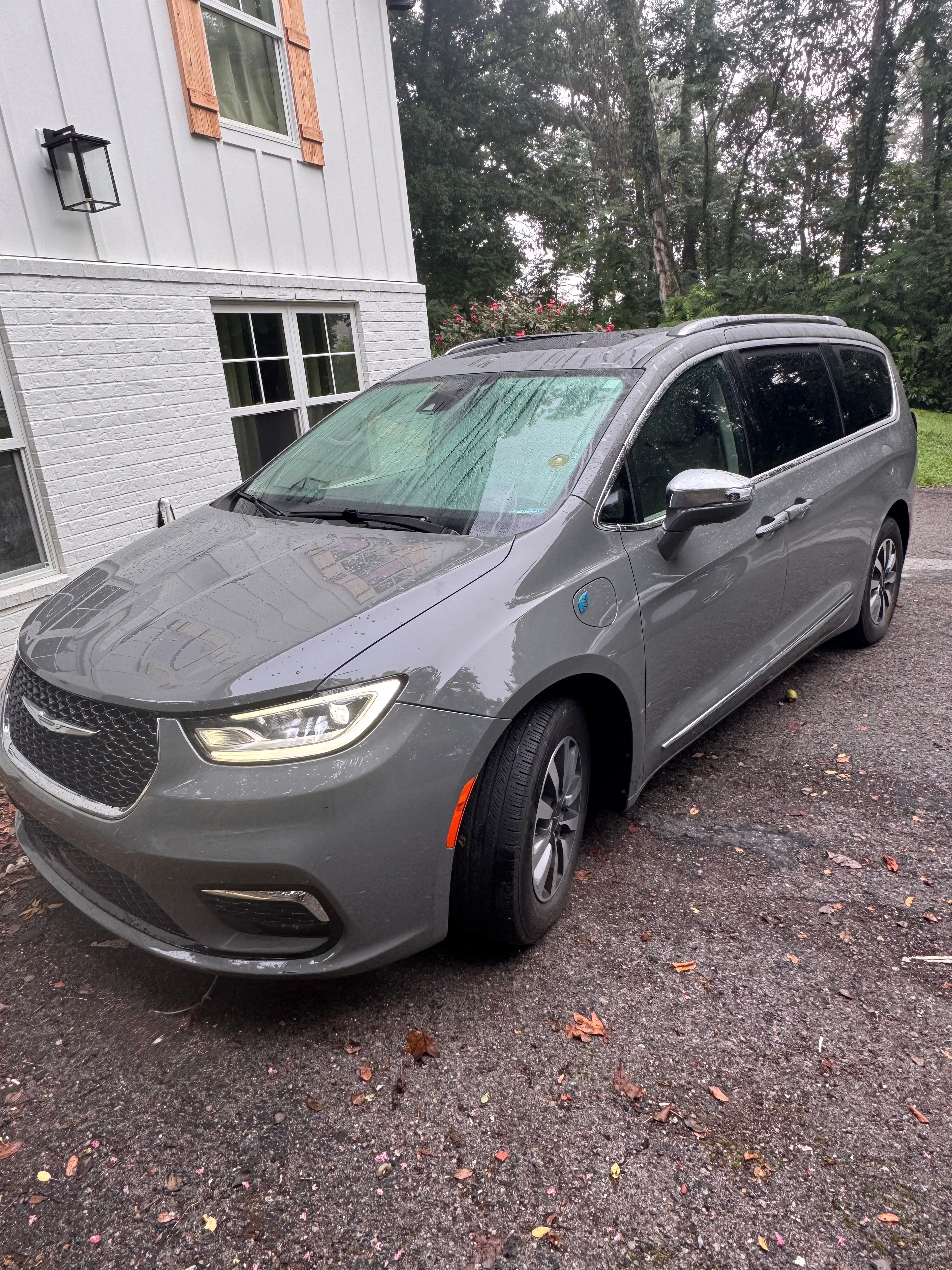 Used 2021 Chrysler Pacifica Limited FWD image 2