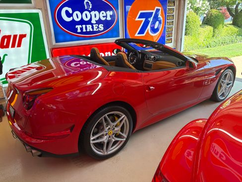 Used 2015 Ferrari California T RWD image 12