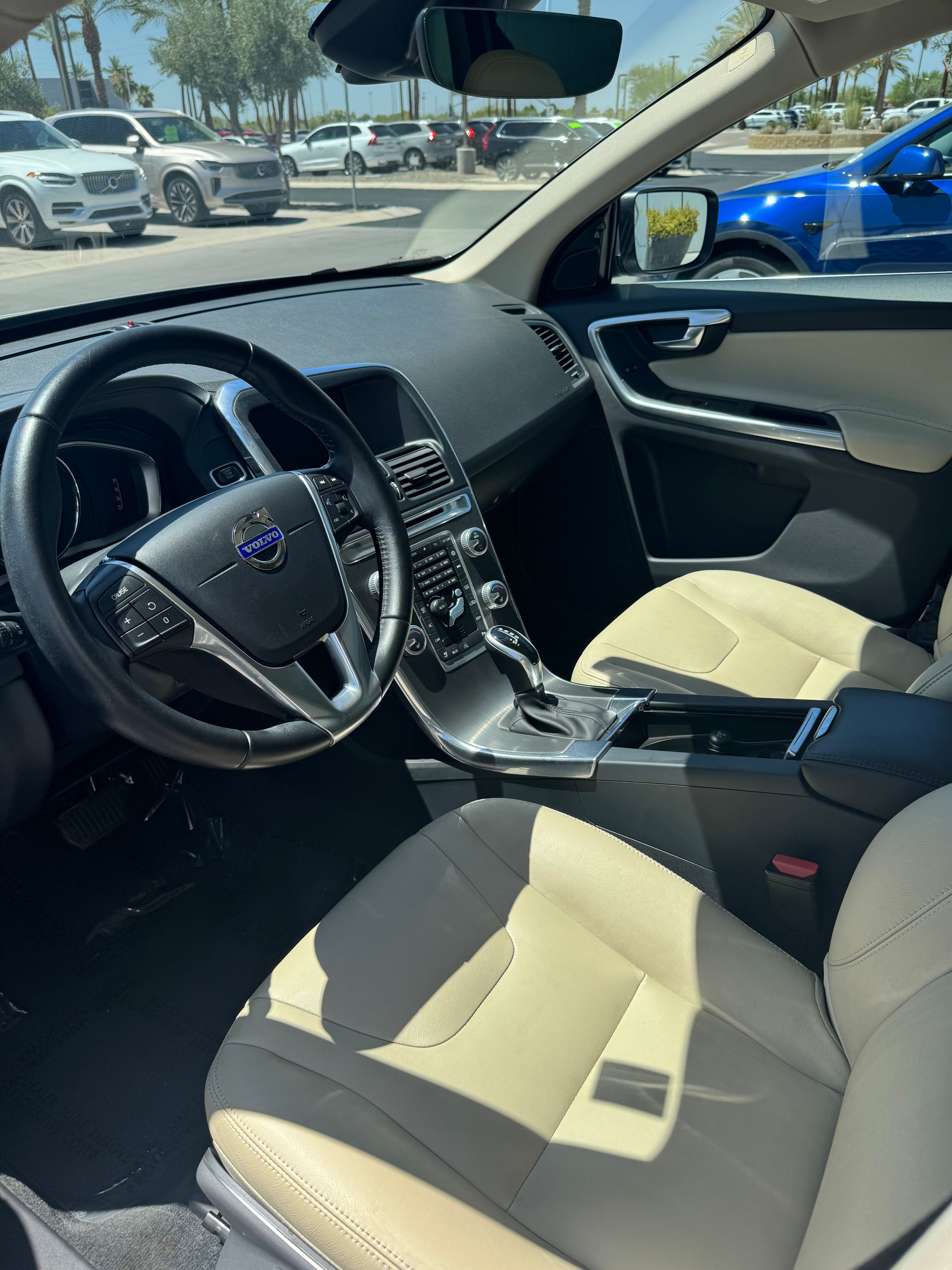 Used 2016 Volvo XC60 T5 Premier w/ Proximity Package FWD image 4