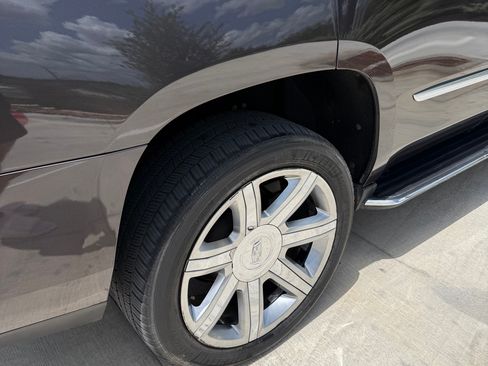 Used 2017 Cadillac Escalade Luxury AWD/4WD image 12