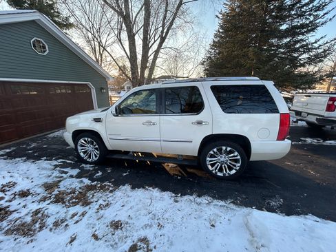 Used 2010 Cadillac Escalade Premium image 2