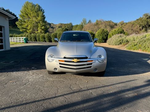 Used 2005 Chevrolet SSR Convertible Pickup 2D w/ Preferred Equipment Group image 2