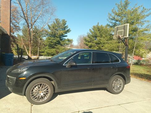 Used 2016 Porsche Cayenne S image 1