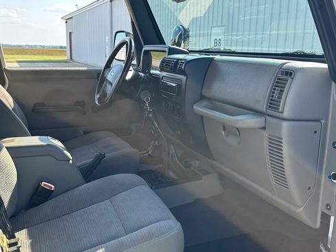 Used 2005 Jeep Wrangler Unlimited Rubicon w/ Security Group image 13