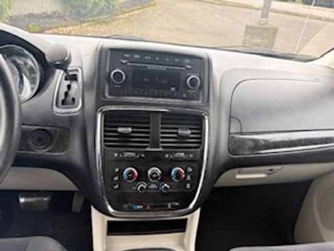 Used 2014 Dodge Grand Caravan SXT image 8