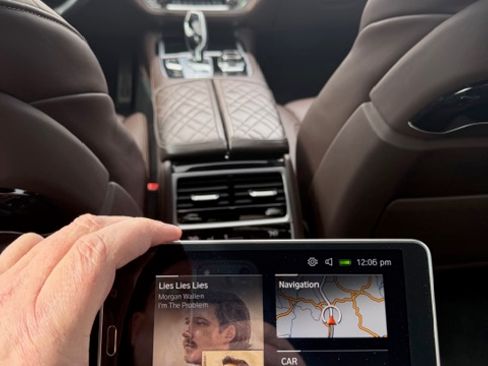 Used 2022 BMW 750i xDrive w/ Luxury Rear Seating Package image 14