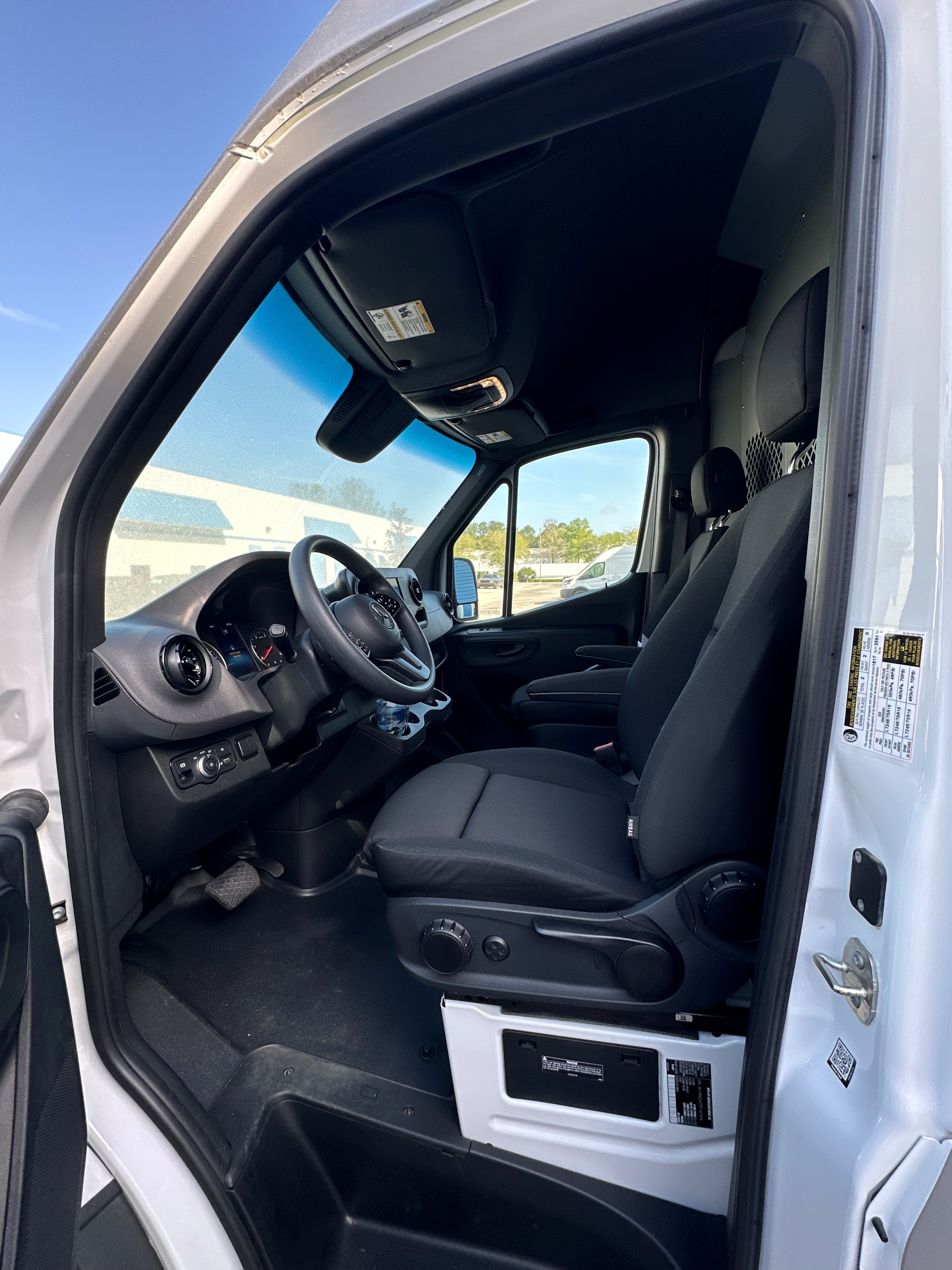 Used 2023 Mercedes-Benz Sprinter 2500 image 2