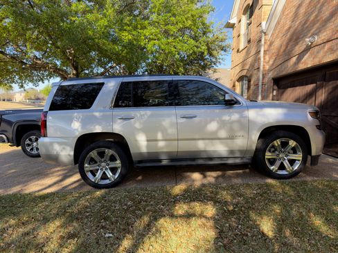 Used 2019 Chevrolet Tahoe LT w/ Luxury Package RWD image 2