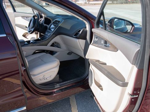 Used 2020 Lincoln Nautilus Reserve w/ Equipment Group 201A image 10