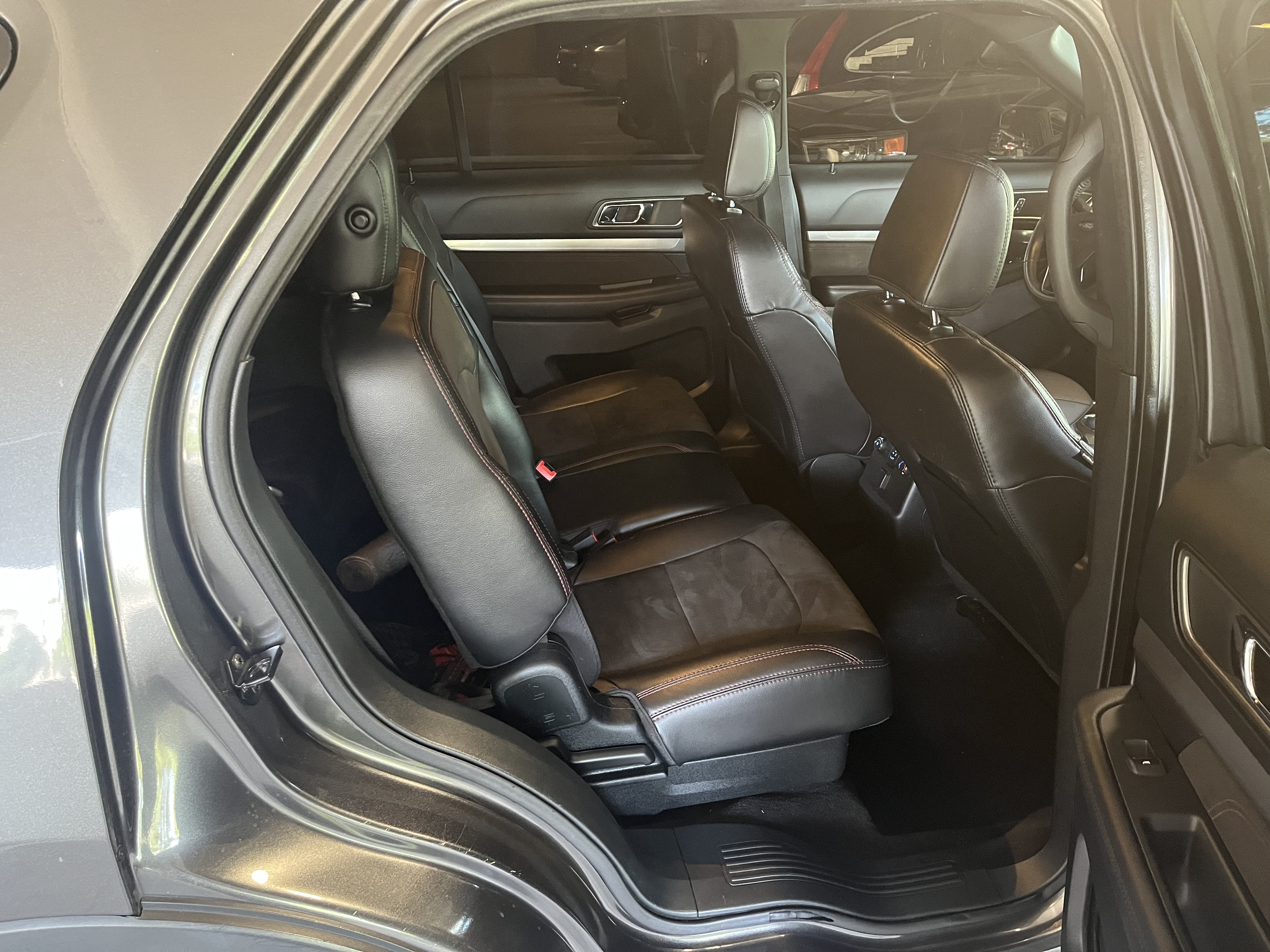 Used 2018 Ford Explorer XLT w/ Equipment Group 202A FWD image 23