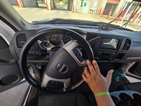 Used 2012 GMC Sierra 2500 SLE w/ SLE Preferred Package image 8