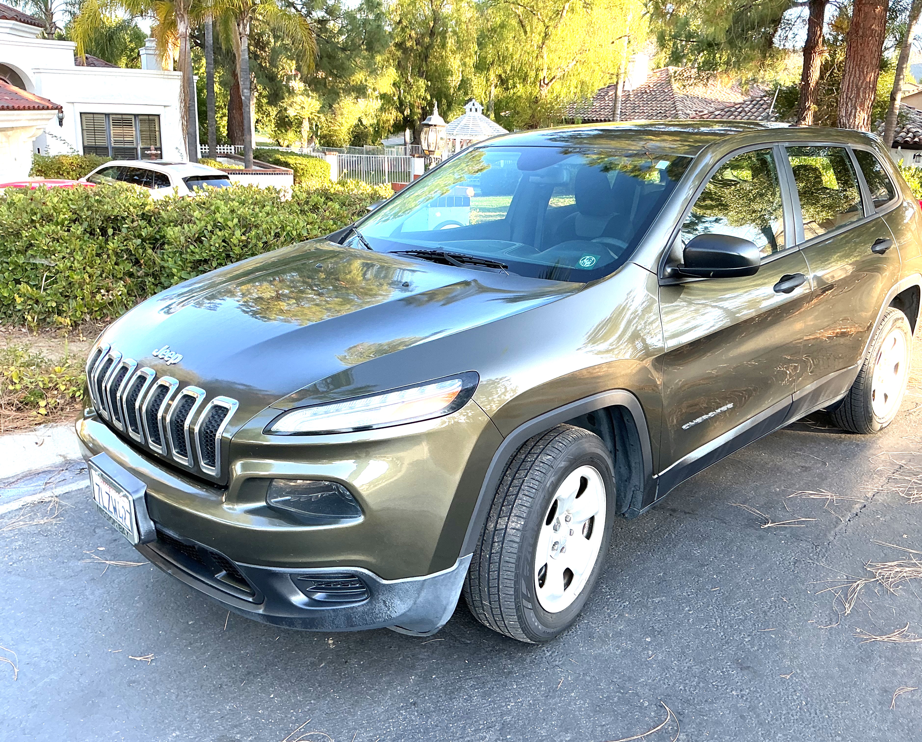 Used 2015 Jeep Cherokee Sport FWD image 2