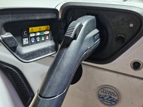 Used 2022 Jeep Wrangler Unlimited Sahara w/ Cold Weather Group image 28