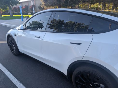 Used 2021 Tesla Model Y Long Range AWD/4WD image 1
