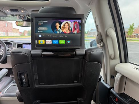 Used 2024 Chrysler Pacifica Touring-L w/ Uconnect Theater Family Group FWD image 20