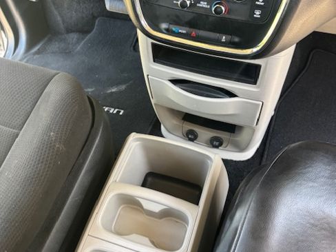 Used 2012 Dodge Grand Caravan SE FWD image 8