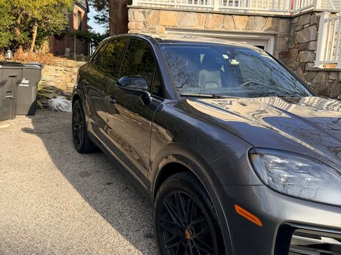 Used 2025 Porsche Cayenne image 4