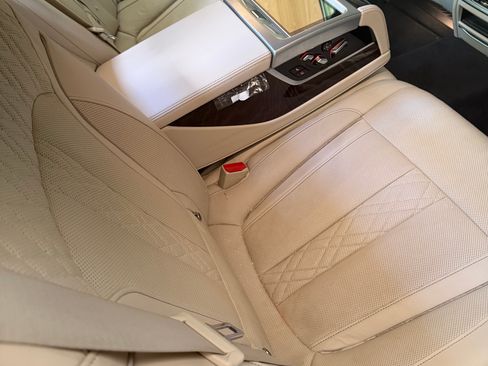 Used 2019 BMW 750i w/ Luxury Rear Seating Package RWD image 5