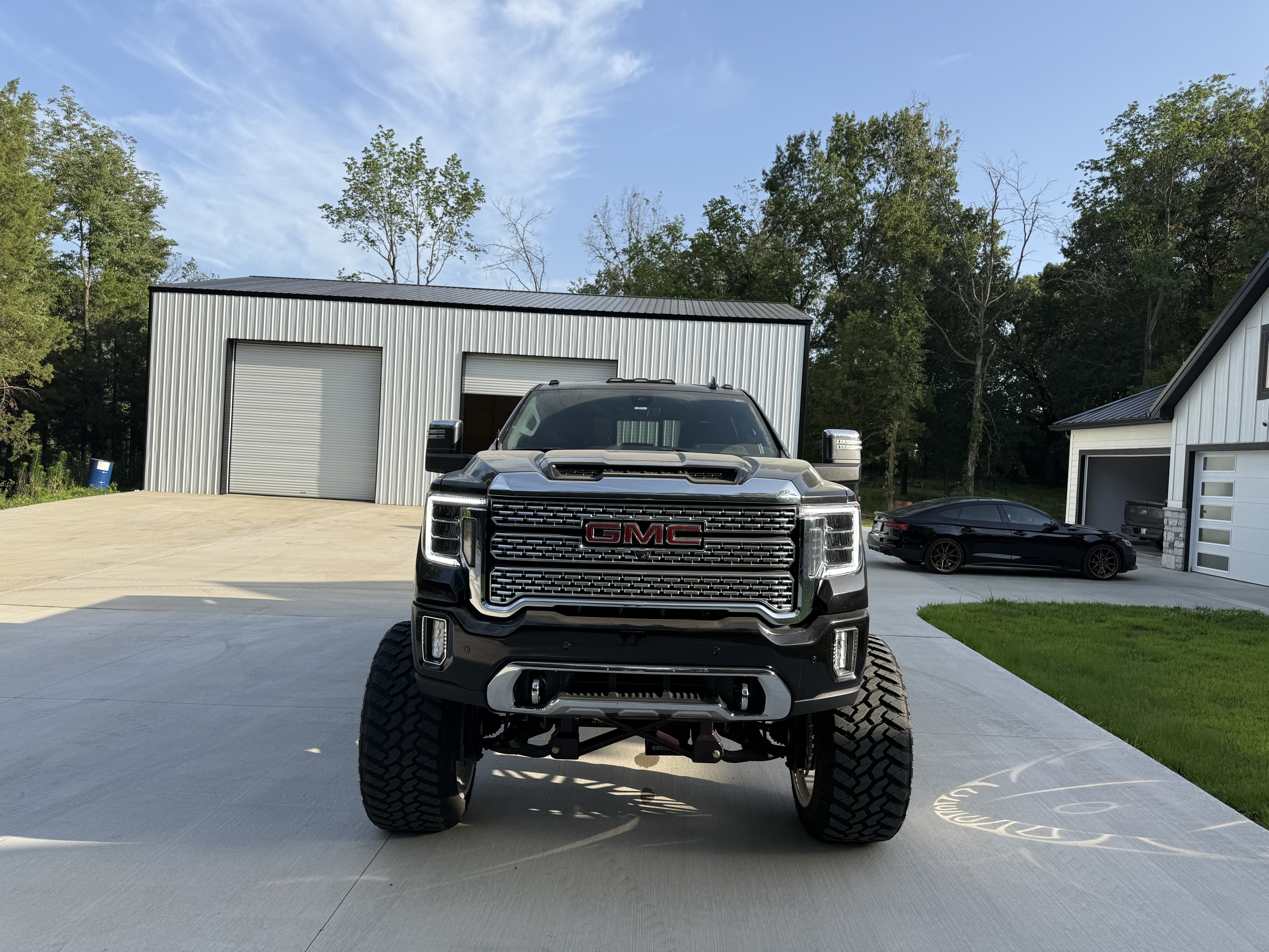 Used 2021 GMC Sierra 2500 Denali w/ Denali Black Diamond Edition AWD/4WD image 2
