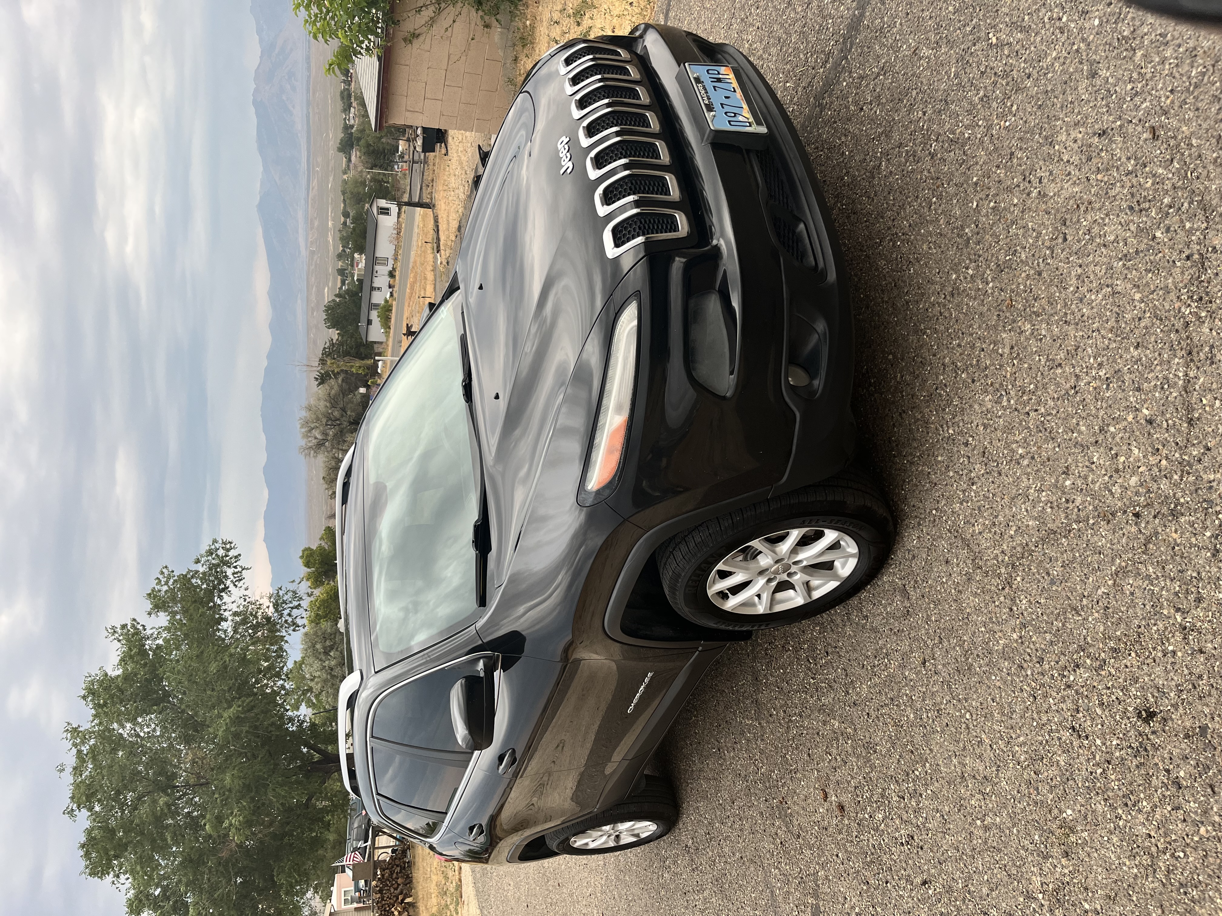 Used 2016 Jeep Cherokee Latitude w/ Cold Weather Group AWD/4WD image 2