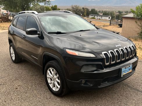 Used 2016 Jeep Cherokee Latitude w/ Cold Weather Group AWD/4WD image 2