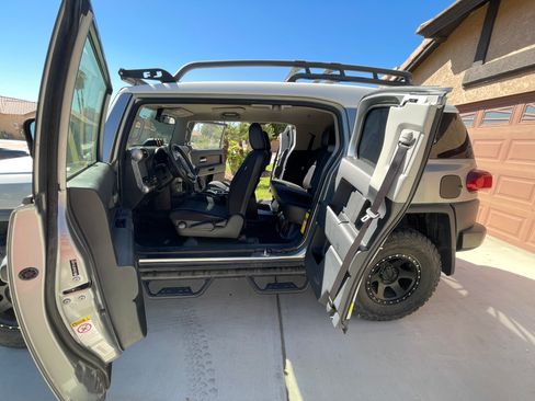 Used 2012 Toyota FJ Cruiser 4WD image 9