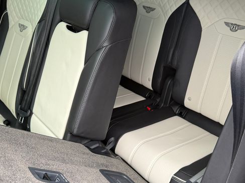 Used 2021 Bentley Bentayga image 6