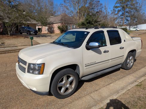 Used 2013 Chevrolet Avalanche LTZ image 4