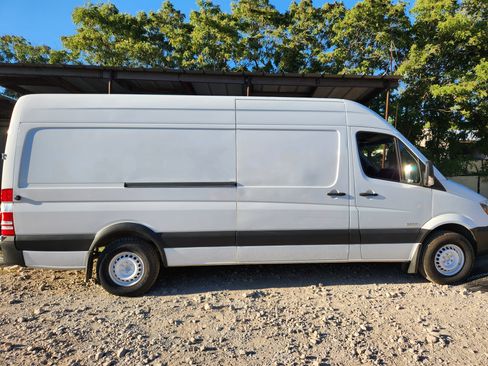 Used 2014 Freightliner Sprinter 2500 image 6