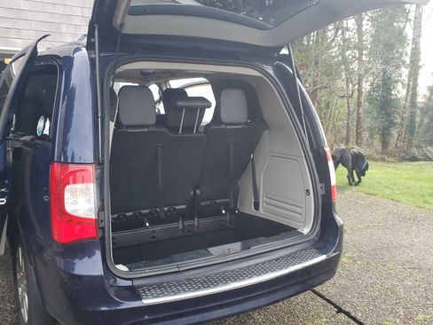 Used 2015 Chrysler Town & Country Touring w/ Driver Convenience Group image 11