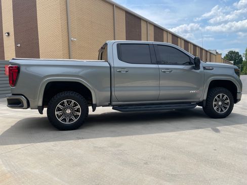 Used 2024 GMC Sierra 1500 AT4 w/ Technology Package AWD/4WD image 4