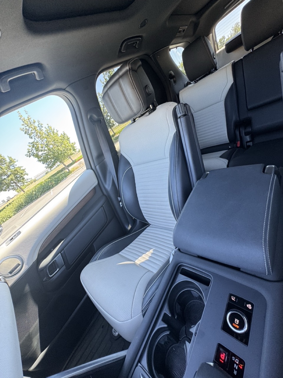 Used 2023 Land Rover Discovery Metropolitan Edition AWD/4WD image 22