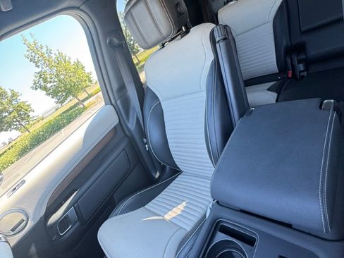 Used 2023 Land Rover Discovery Metropolitan Edition AWD/4WD image 22