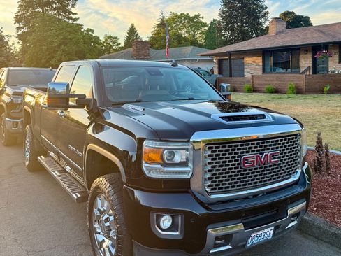 Used 2017 GMC Sierra 2500 Denali w/ Duramax Plus Package AWD/4WD image 2