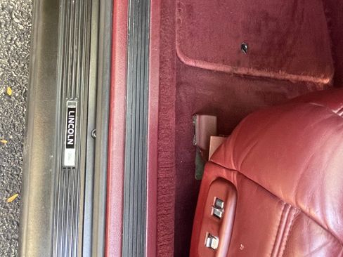 Used 1997 Lincoln Town Car Cartier RWD image 17