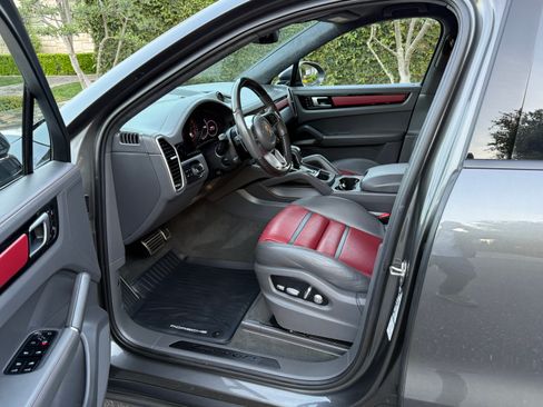 Used 2021 Porsche Cayenne GTS image 9