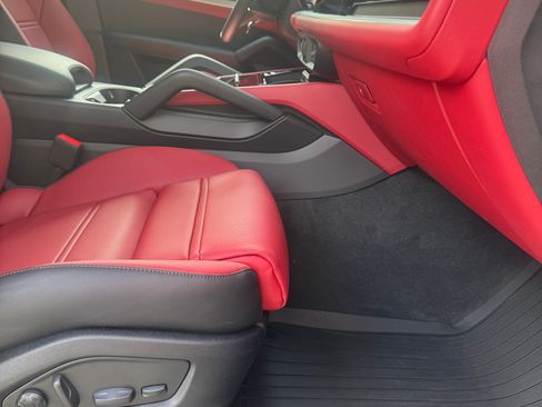 Used 2025 Porsche Cayenne S image 6