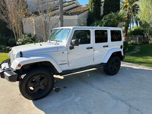 Used 2012 Jeep Wrangler Unlimited Sahara image 1