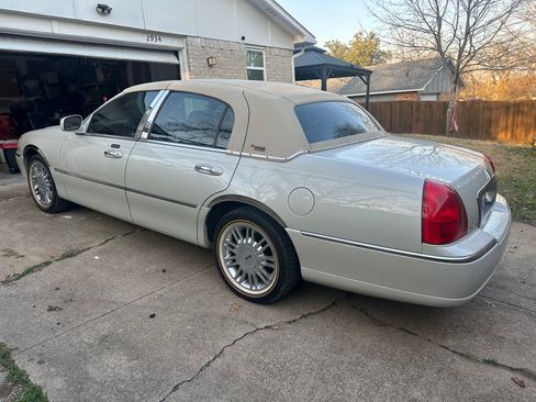 Used 2007 Lincoln Town Car Signature Limited image 2