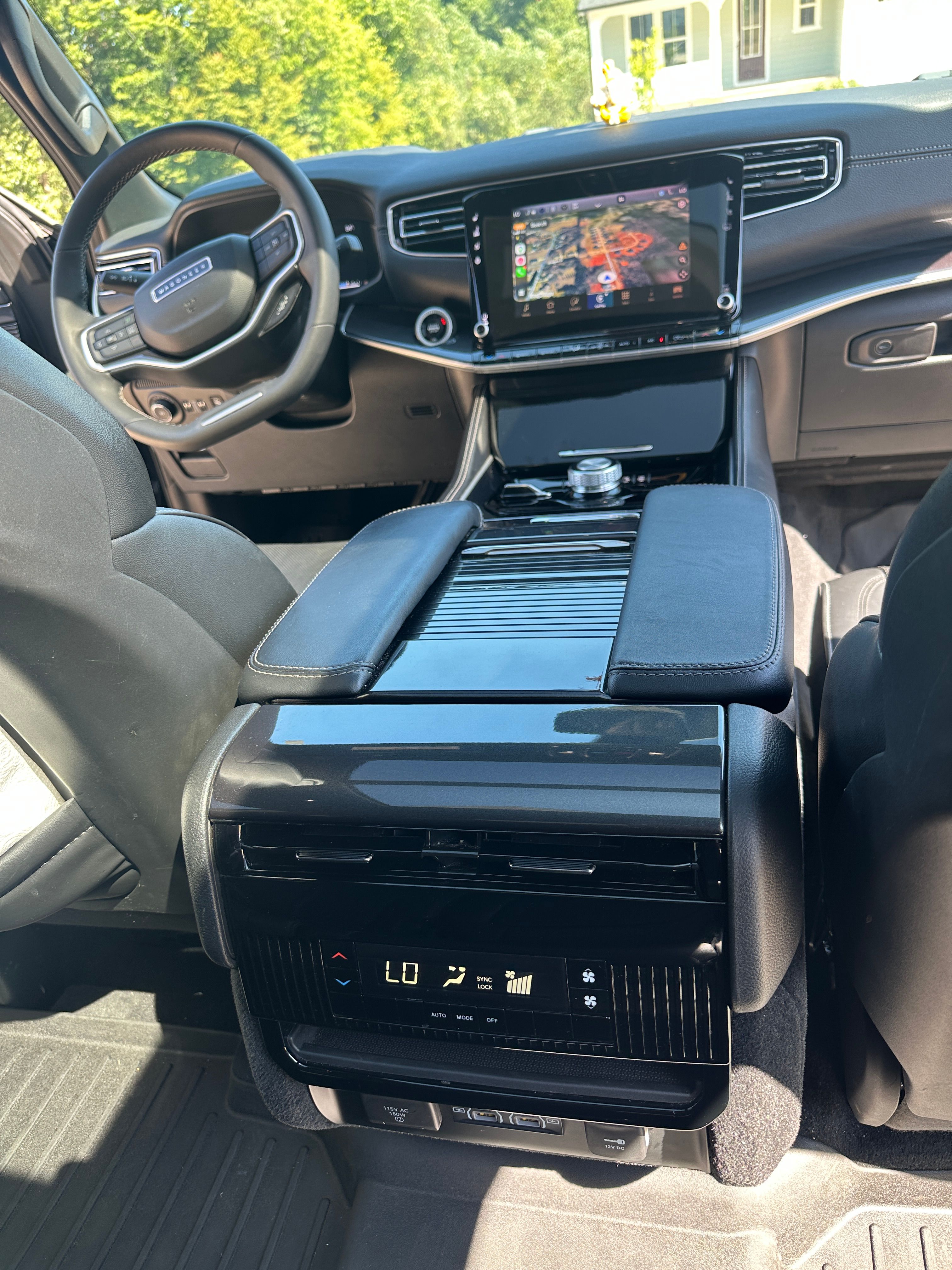Used 2024 Jeep Wagoneer 4WD w/ Premium Group I image 8