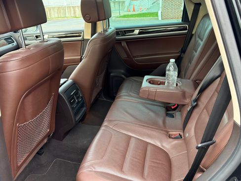 Used 2013 Volkswagen Touareg Executive image 12