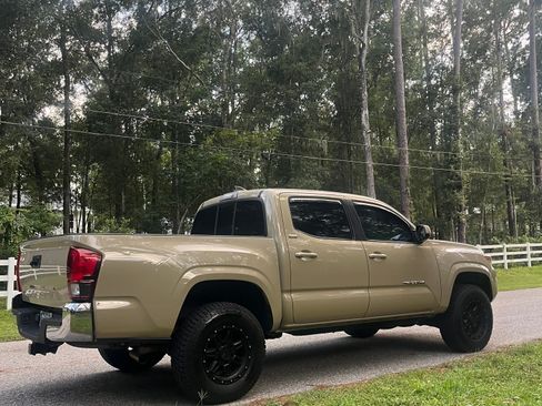 Used 2019 Toyota Tacoma SR5 RWD image 9