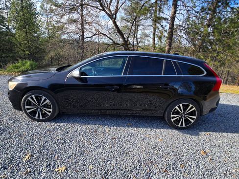 Used 2015 Volvo V60 T6 R-Design Platinum image 1