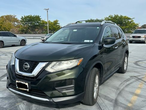 Used 2018 Nissan Rogue SV image 2