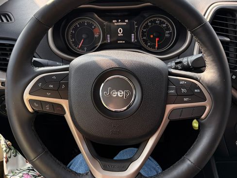 Used 2017 Jeep Cherokee Latitude w/ Safety/Convenience Group FWD image 11