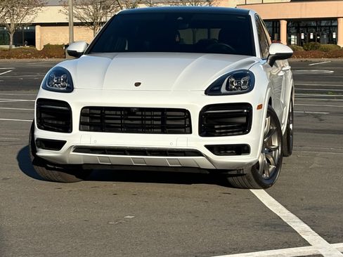 Used 2023 Porsche Cayenne Platinum Edition image 2