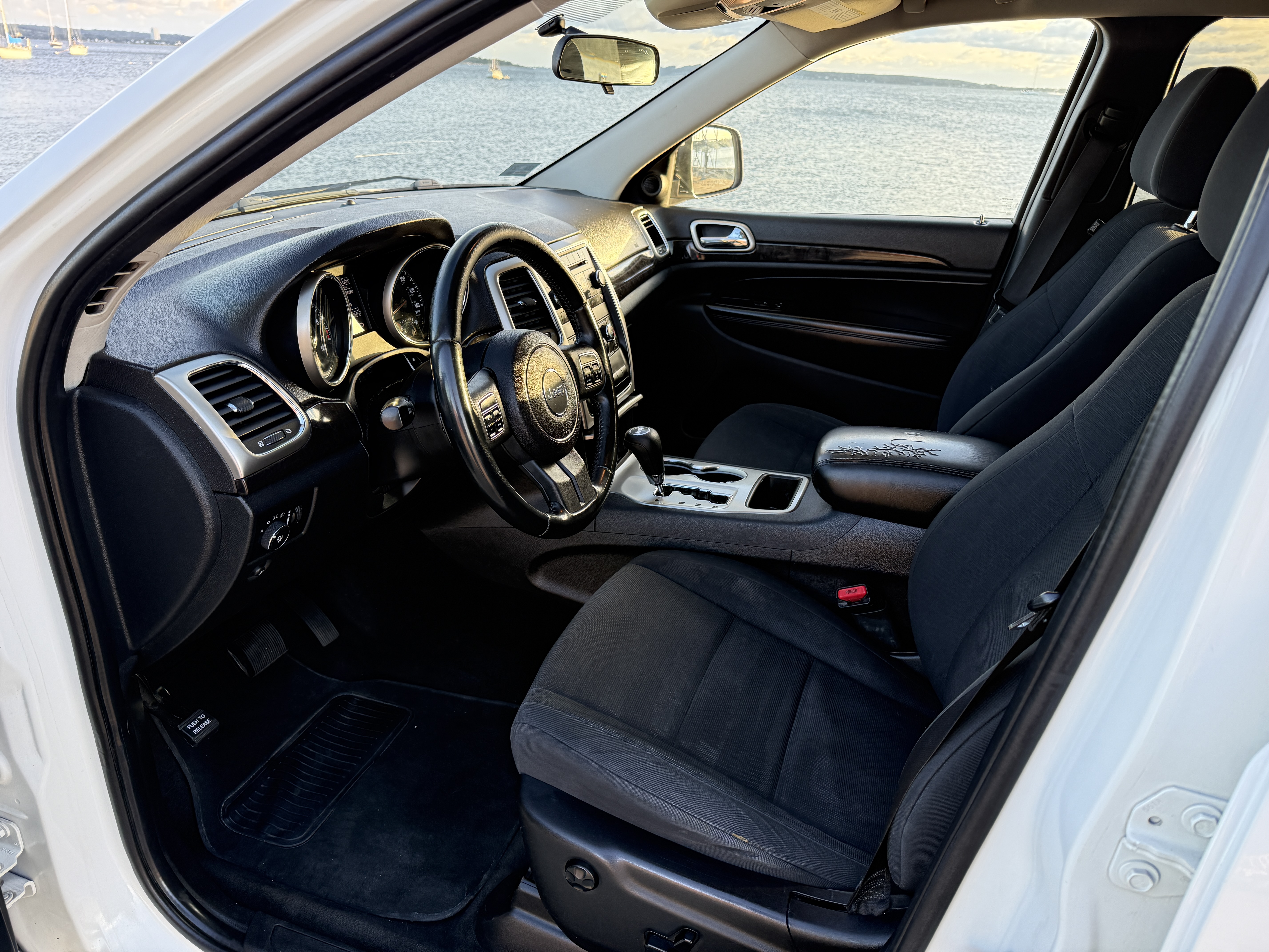 Used 2011 Jeep Grand Cherokee Laredo AWD/4WD image 12