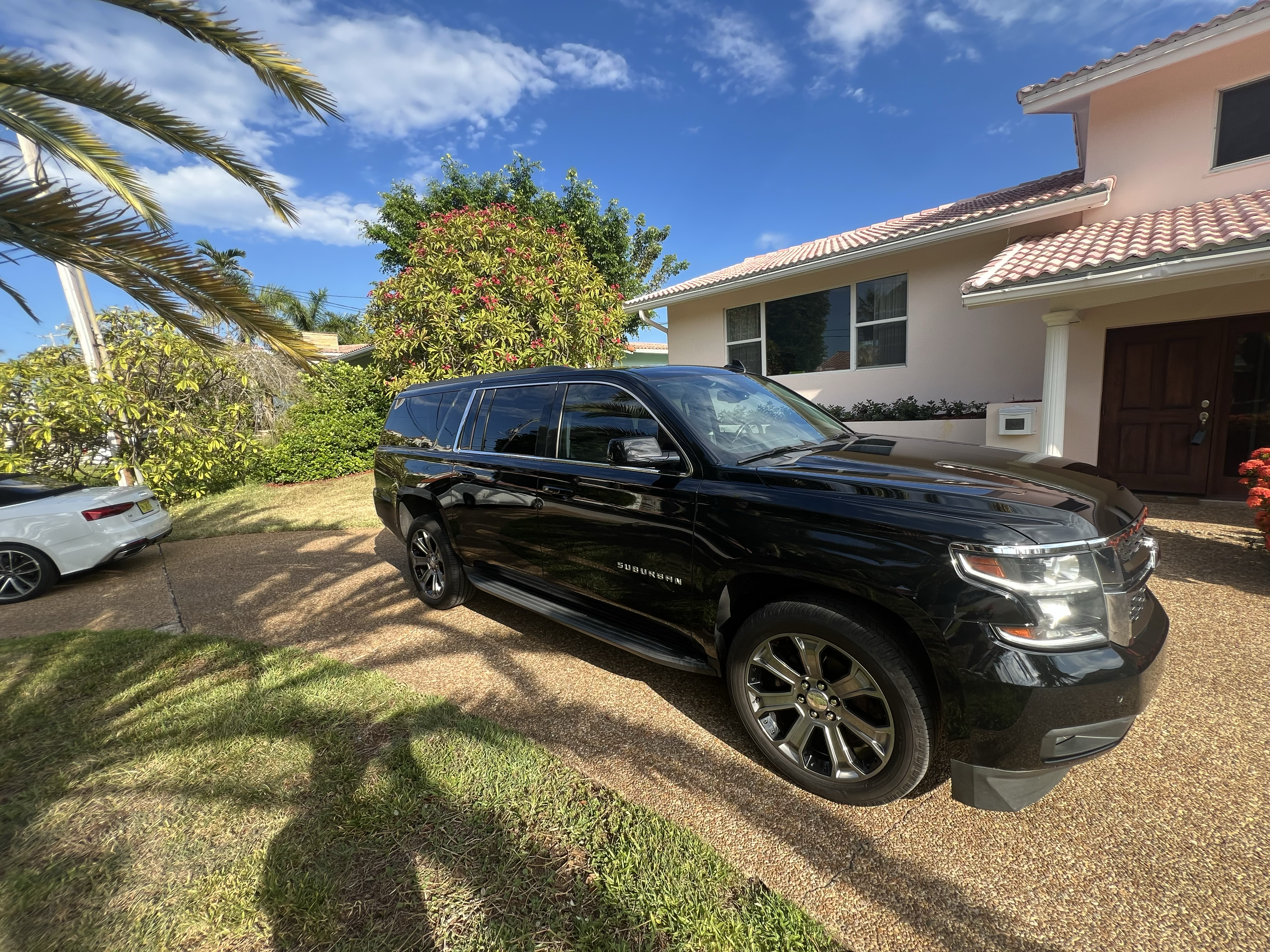 Used 2019 Chevrolet Suburban LT w/ Luxury Package RWD image 2